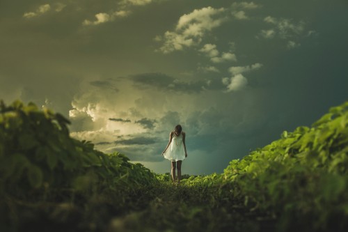 Vrouw in de storm